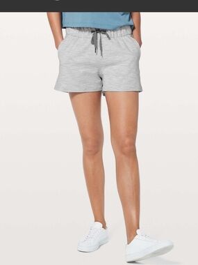 Lululemon • On The Fly Shorts 2.5” • Size 8